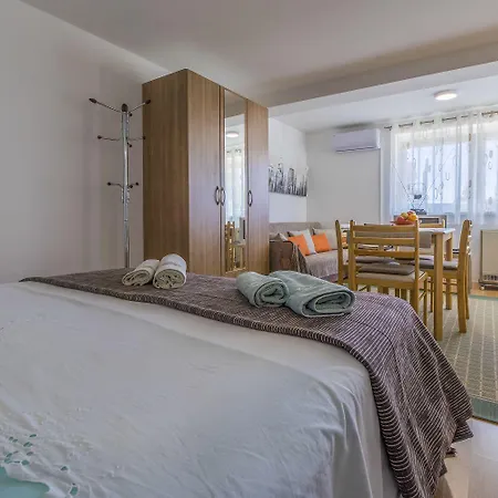 Lauschiges Nur 450 Meter Zum Sandstrand Mit Privater Terrasse Apartment Crikvenica