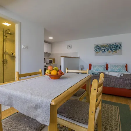 Lauschiges Nur 450 Meter Zum Sandstrand Mit Privater Terrasse Lägenhet Crikvenica