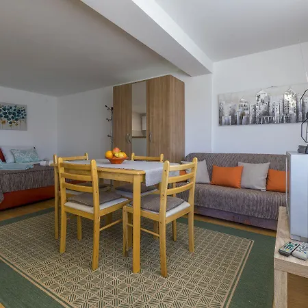 Lauschiges Nur 450 Meter Zum Sandstrand Mit Privater Terrasse Crikvenica