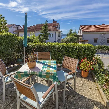 Lauschiges Nur 450 Meter Zum Sandstrand Mit Privater Terrasse Lägenhet Crikvenica