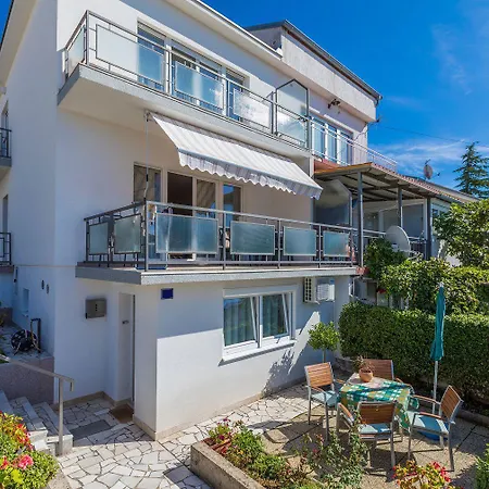 Lauschiges Nur 450 Meter Zum Sandstrand Mit Privater Terrasse Crikvenica