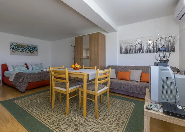 Lauschiges Nur 450 Meter Zum Sandstrand Mit Privater Terrasse Crikvenica